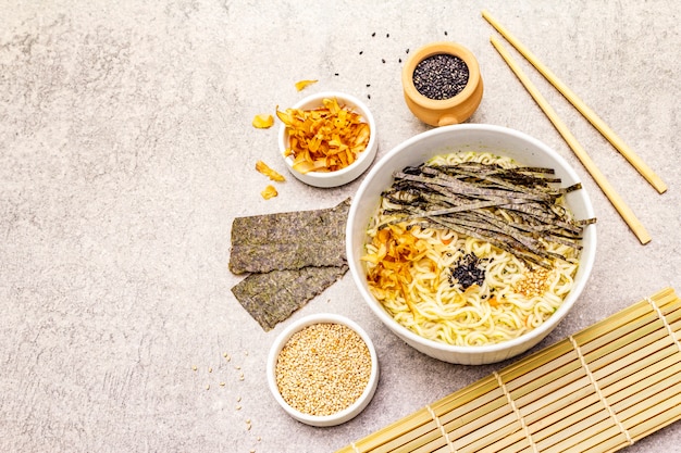 Macarrão com algas, flocos de atum e sementes de gergelim