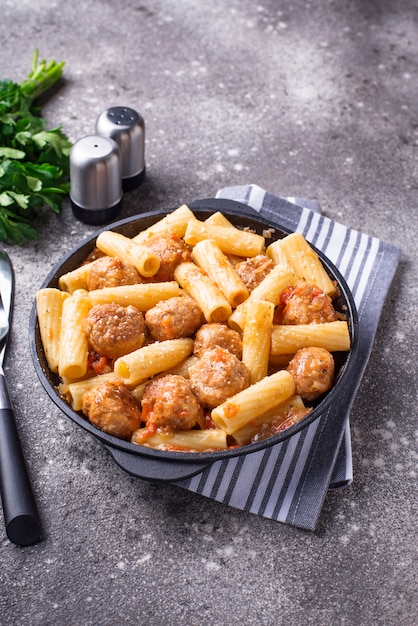 Macarrão com almôndegas em molho de tomate.