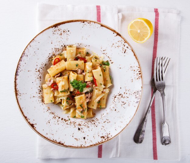 Macarrão com atum, pimenta e salsa