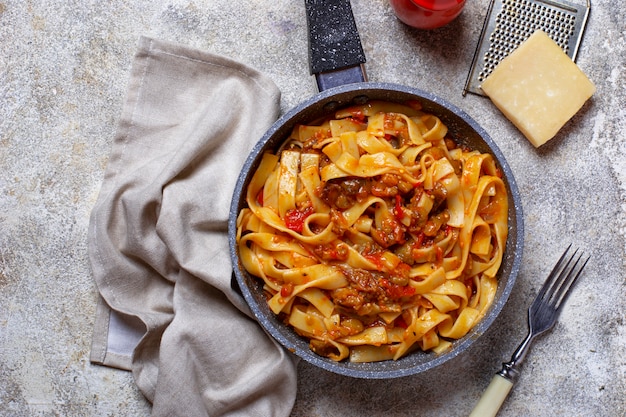 Foto macarrão com berinjela e tomate