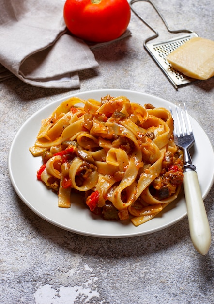 Foto macarrão com berinjela e tomate