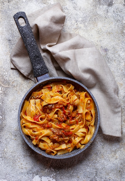 Macarrão com berinjela e tomate