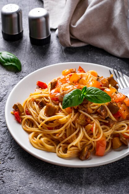 Macarrão com berinjela, pimenta e tomate