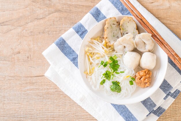 Macarrão com bola de peixe em sopa