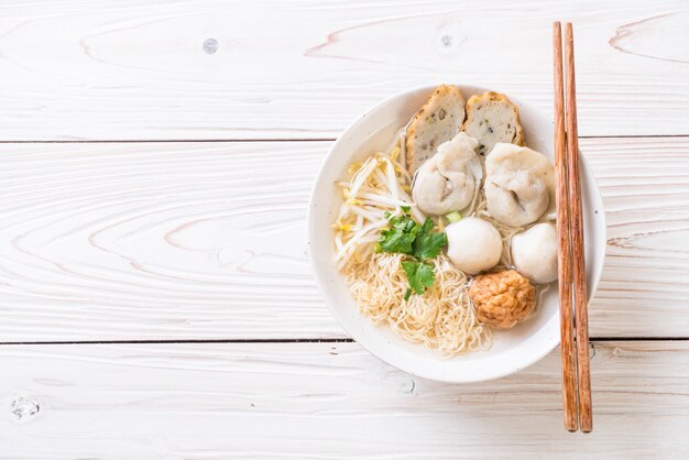 macarrão com bola de peixe em sopa