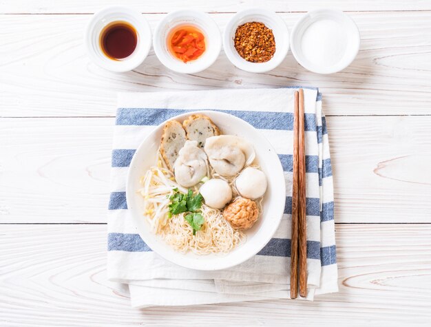 Foto macarrão com bola de peixe na sopa