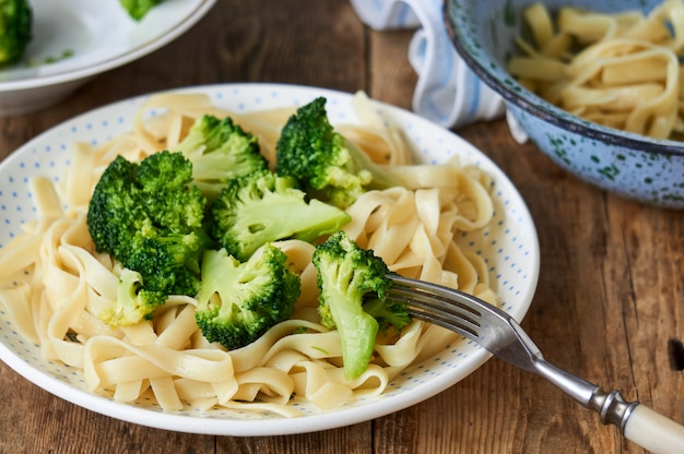 Macarrão com brócolis cozido em um prato