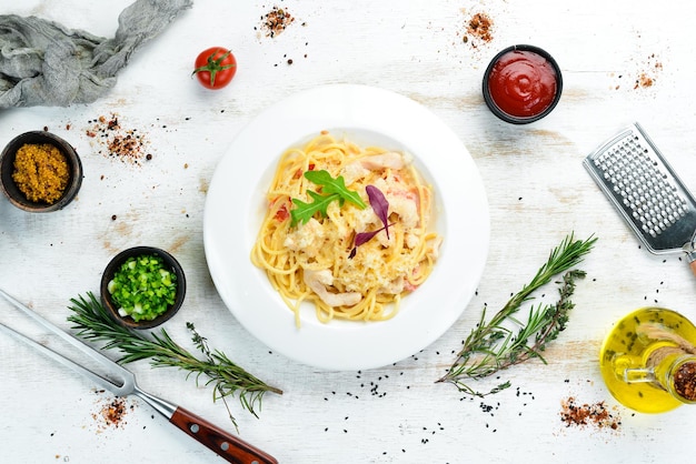 Macarrão com carne de frango e queijo Cozinha italiana Vista superior Espaço livre para o seu texto