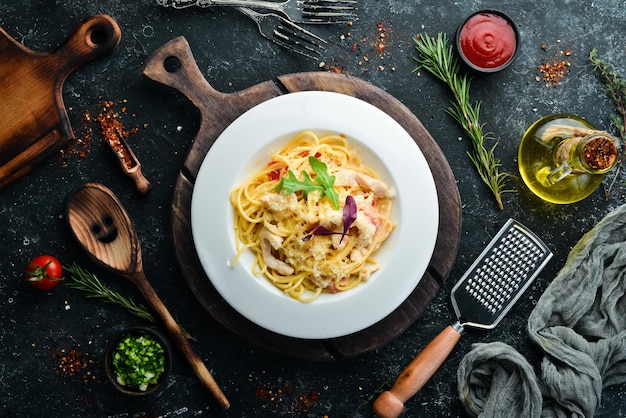 Macarrão com carne de frango e queijo Cozinha italiana Vista superior Espaço livre para o seu texto