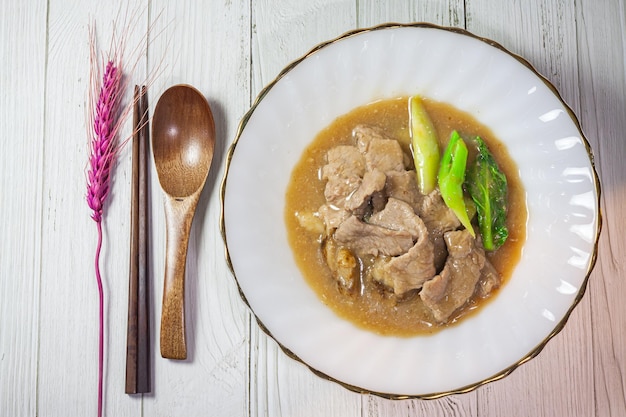 Macarrão com Carne de Porco ao Molho RadNa Moo