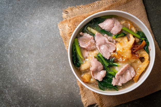 Macarrão com carne de porco em molho de molho