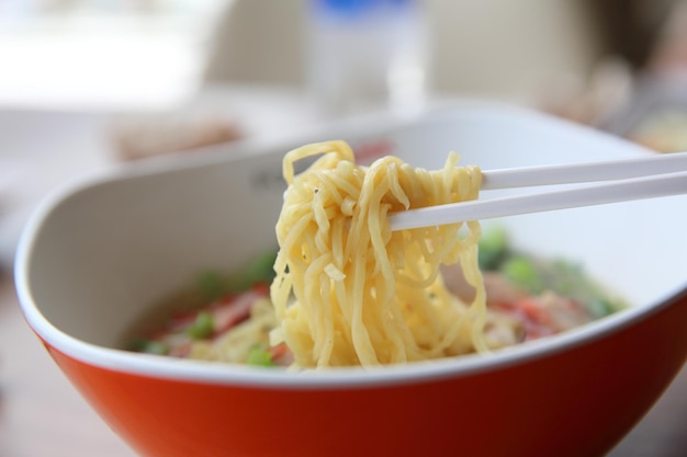 Macarrão com carne de porco grelhada comida chinesa