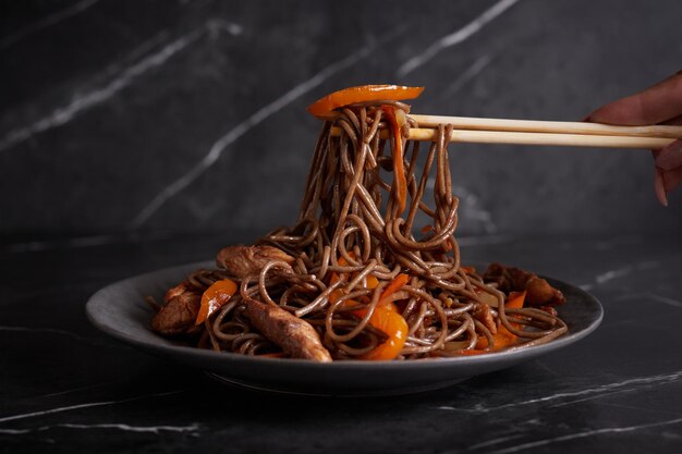 Macarrão com carne, espaguete, macarrão, prato fundo escuro, cozinha asiática