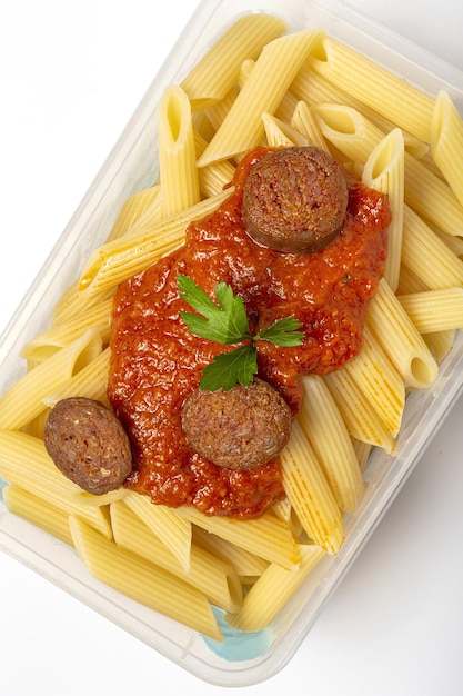 Macarrão com chouriço de molho de tomate e queijo em recipiente de plástico