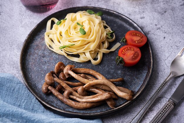 Macarrão com cogumelos fritos cozidos shimeji e macarrão