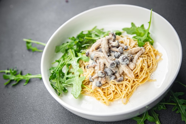 macarrão com cogumelos molho de espaguete shimeji refeição de cogumelo marrom comida lanche na mesa copie o espaço