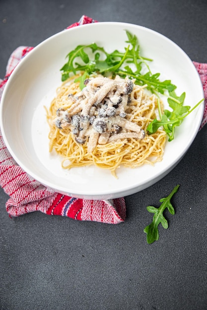 macarrão com cogumelos molho de espaguete shimeji refeição de cogumelo marrom comida lanche na mesa copie o espaço