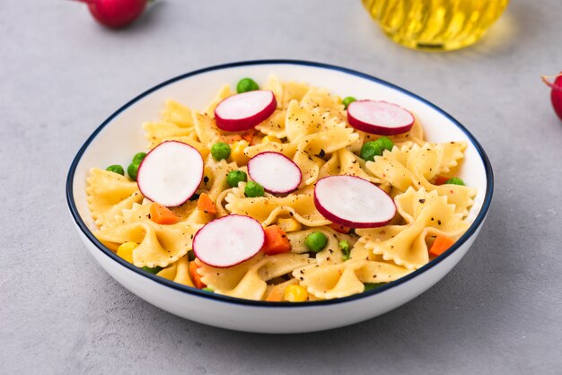 Macarrão com comida vegetal