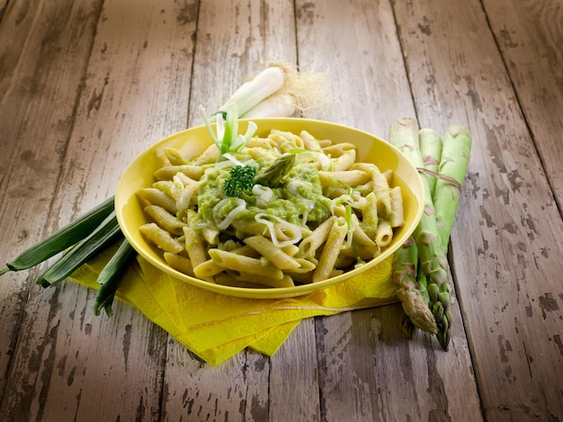 Macarrão com creme de aspargos e alho-poró