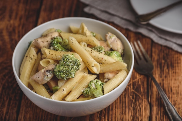 Macarrão com frango e brócolis