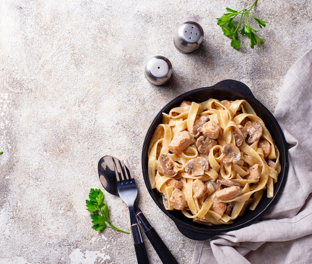 Macarrão com frango e cogumelos