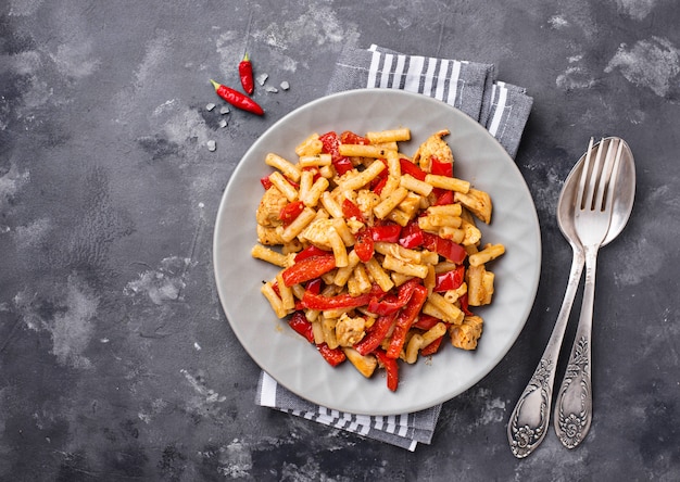 Macarrão com frango e pimenta em molho de tomate