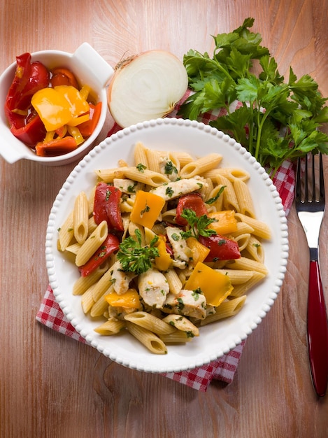 Macarrão com frango e pimentão