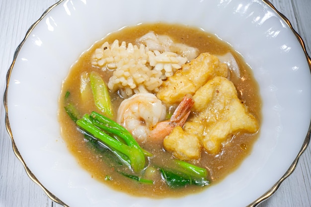 Macarrão com frutos do mar em Molho Molho RadNa Tale