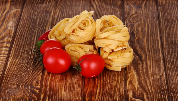 Macarrão com fundo de madeira com tomate