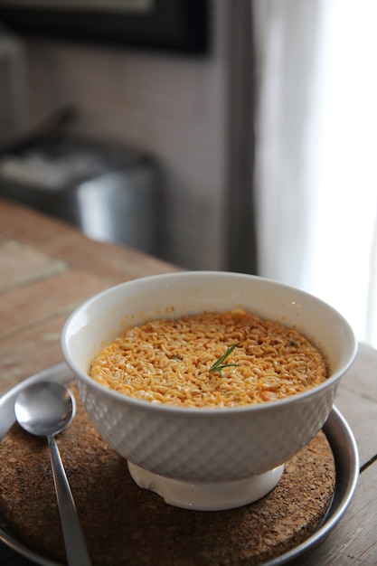 Macarrão com fundo de madeira