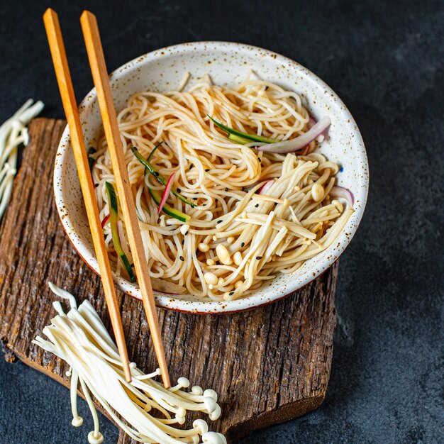 macarrão com gelo vegetais Enoki pasta de celofane Miso Ramen sopa funchose pho frutos do mar