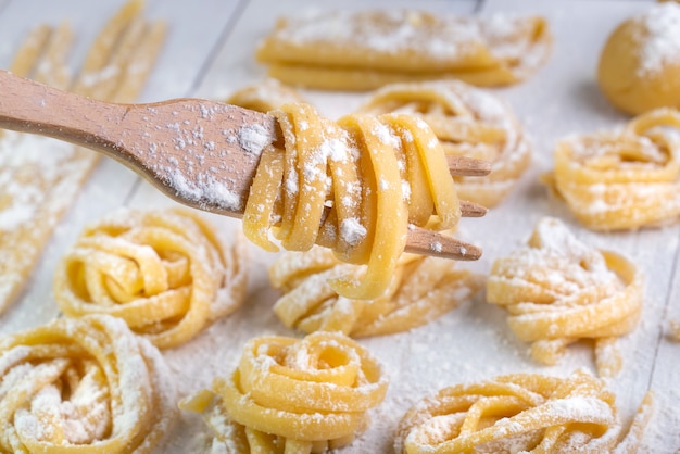 Macarrão com ingredientes de macarrão na visão de topo de mesa de madeira escura