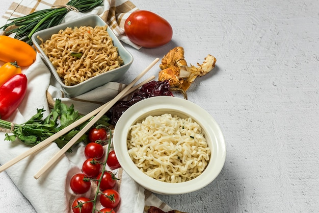 Macarrão com legumes. Comida oriental típica