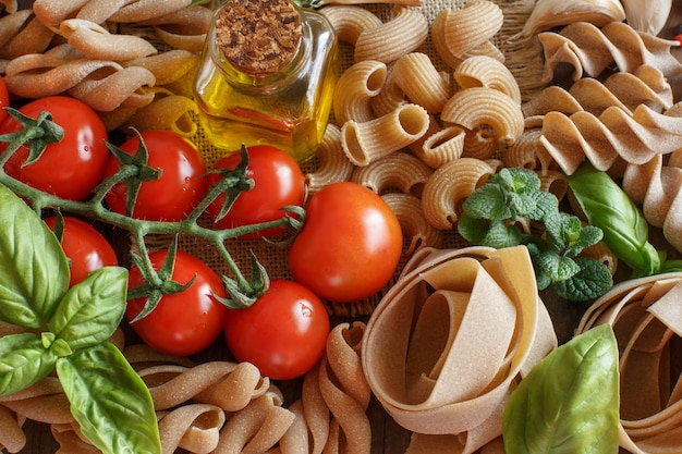 Macarrão com legumes e ervas na mesa