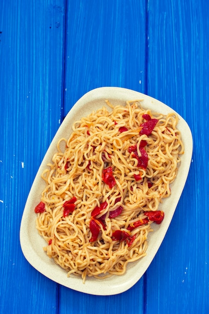 Macarrão com legumes no prato branco