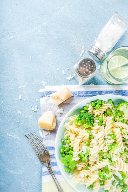 Macarrão com legumes verdes e queijo