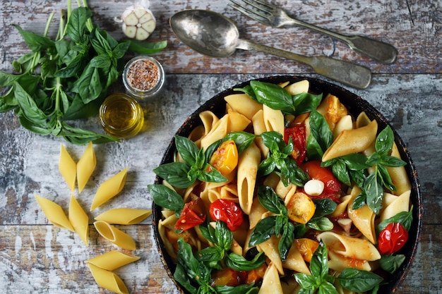 Macarrão com manjericão e legumes