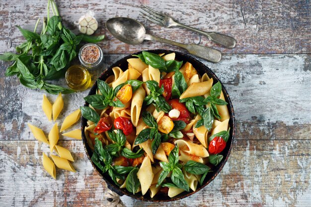 Macarrão com manjericão e legumes