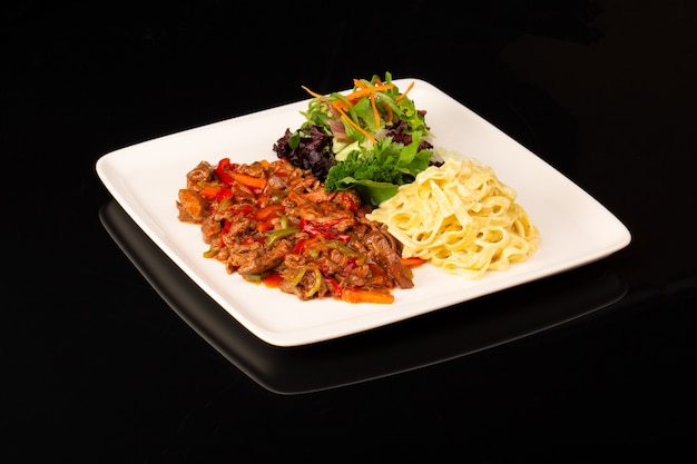 Macarrão com molho branco com carne bovina ao molho vermelho e vegetais