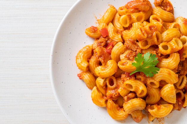 macarrão com molho de tomate e carne de porco picada, chop suey americano, goulash americano