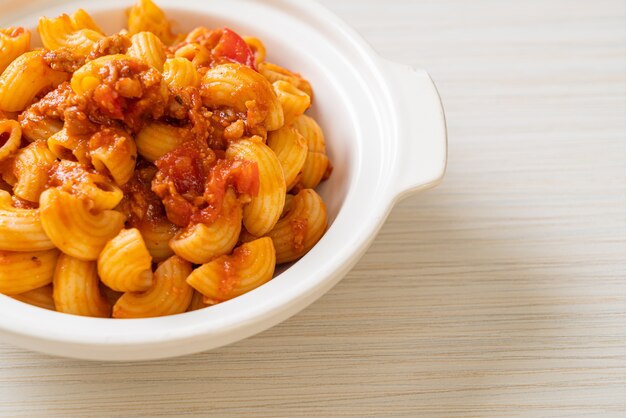 Foto macarrão com molho de tomate e carne de porco picada, chop suey americano, goulash americano