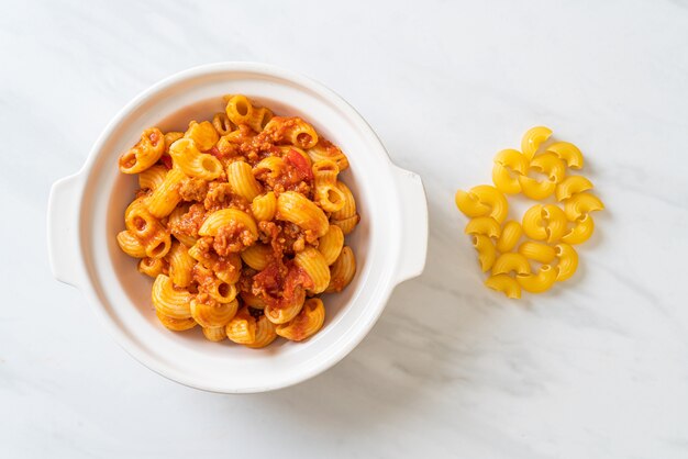 Foto macarrão com molho de tomate e carne de porco picada, chop suey americano, goulash americano