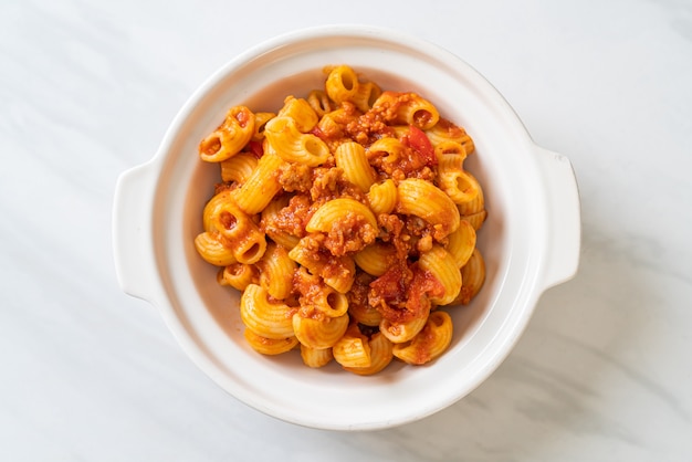 Foto macarrão com molho de tomate e carne de porco picada, chop suey americano, goulash americano