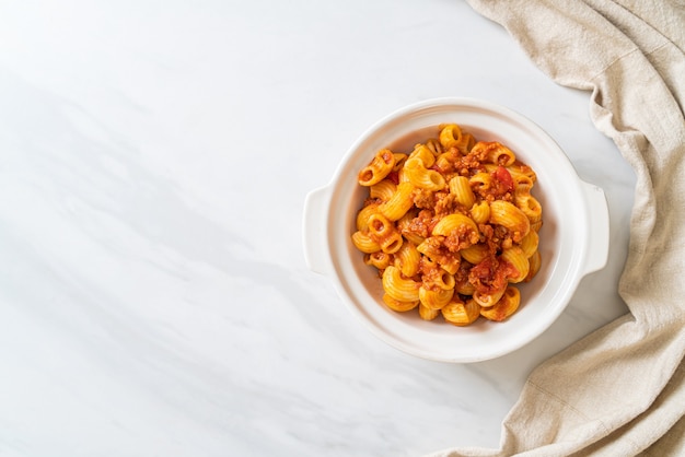 Foto macarrão com molho de tomate e carne de porco picada, chop suey americano, goulash americano