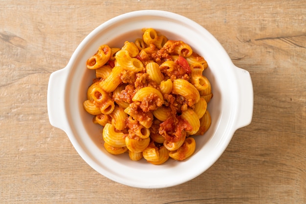 Foto macarrão com molho de tomate e carne de porco picada, chop suey americano, goulash americano