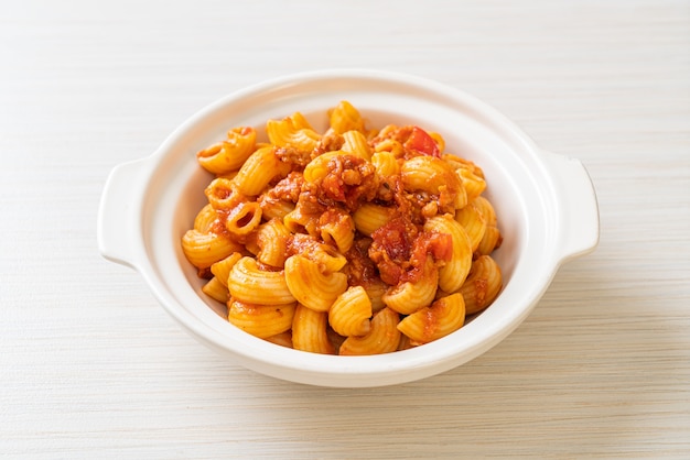 macarrão com molho de tomate e carne de porco picada, chop suey americano, goulash americano