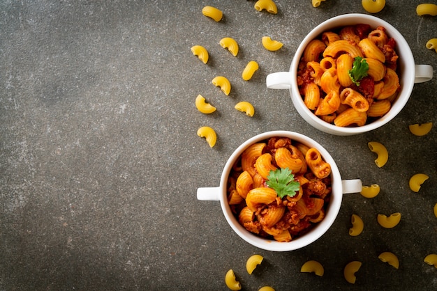 macarrão com molho de tomate e carne de porco picada, chop suey americano, goulash americano