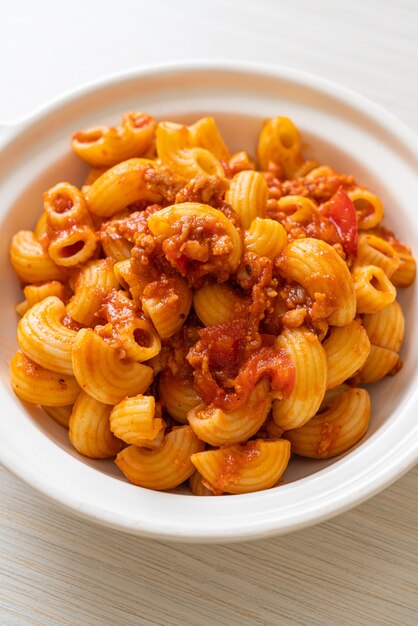 Foto macarrão com molho de tomate e carne de porco picada, chop suey americano, goulash americano