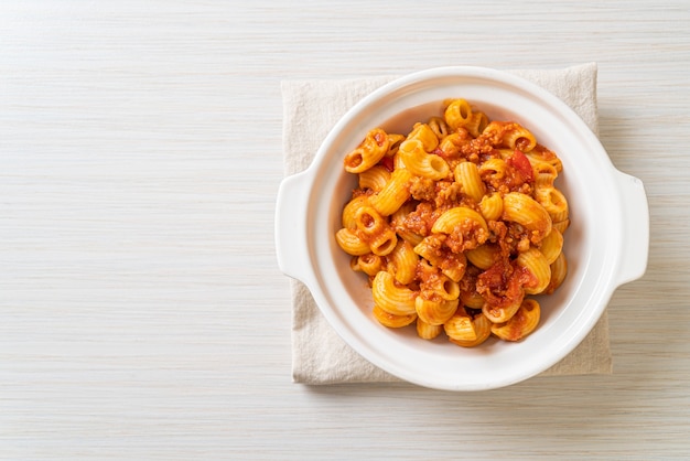 macarrão com molho de tomate e carne de porco picada, chop suey americano, goulash americano