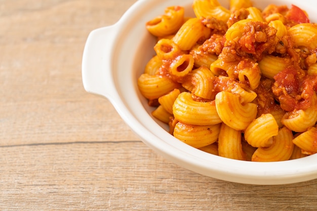 Macarrão com molho de tomate e carne de porco picada, chop suey americano, goulash americano